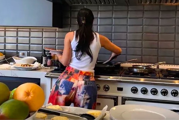 Kylie Jenner preparando o café para a família em foto compartilhada pelo rapper Travis Scott (Foto: Instagram)