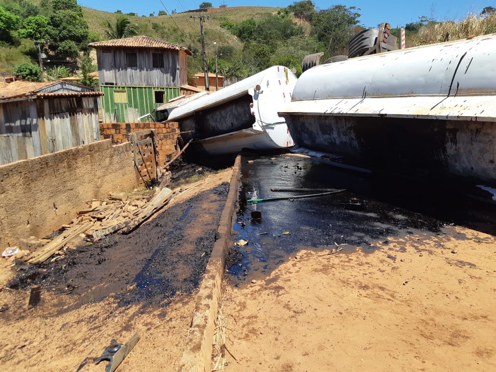 CaminhÃ£o-tanque estava carregado com 34 mil litros de combustÃ­vel, segundo a PRF â Foto: DivulgaÃ§Ã£o/PRF