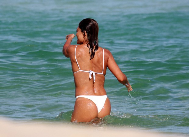 Juliana Paes se diverte em praia (Foto: Dilson Silva/Agnews)
