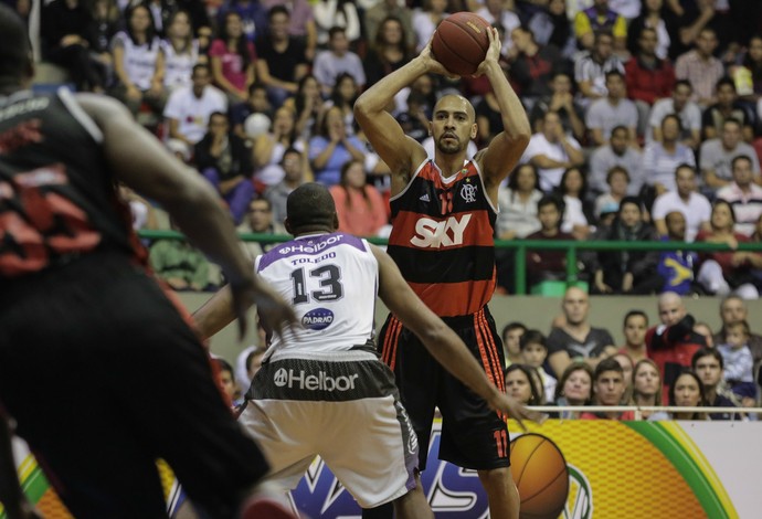 Felício decide, Flamengo bate Mogi das Cruzes e fica a uma vitória da final