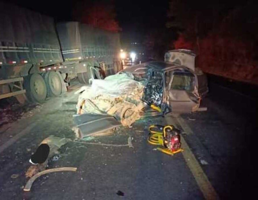 Uberaba: Após tentativa de ultrapassagem, motorista e passageira de carro morrem em batida frontal com carreta na BR-262