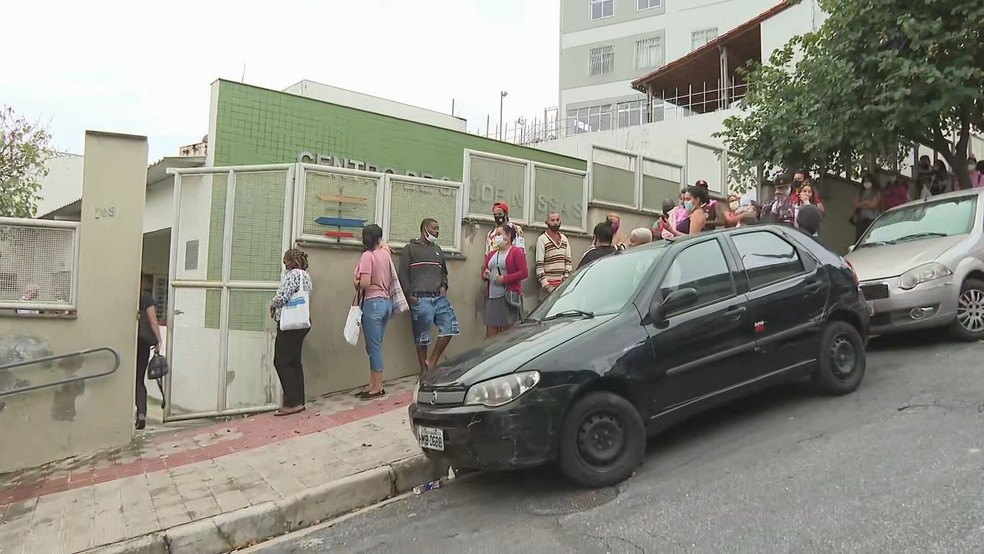 Fila para entrar no Centro de Saúde Nossa Senhora Aparecida, em Belo Horizonte, nesta terça-feira (4) — Foto: Reprodução/TV Globo