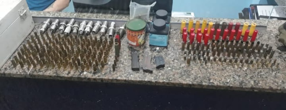 Na casa do suspeito, foram localizadas sete espingardas, uma carabina, 21 cartuchos intactos, 89 munições intactas, frascos com pólvora e chumbo e dez pés de maconha. — Foto: Divulgação/Polícia Militar