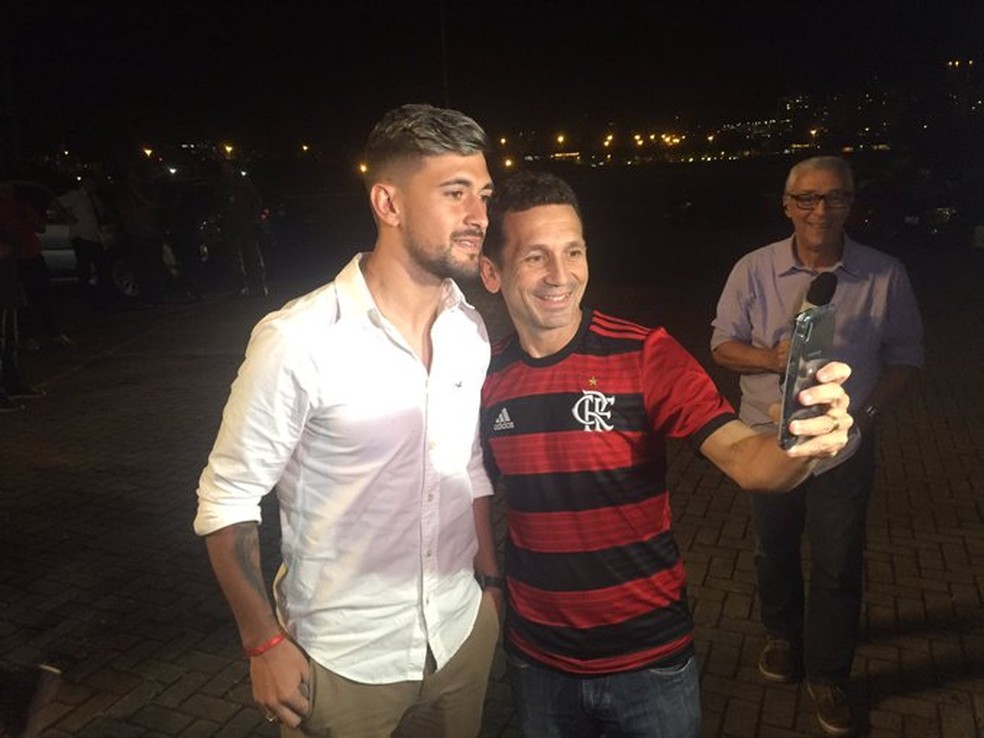 Arrascaeta é assediado por torcedor na chegada à festa do Flamengo — Foto: Thiago Lima / GloboEsporte.com