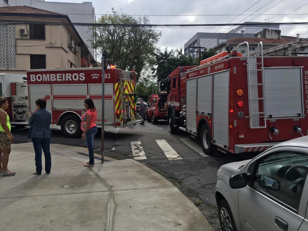 Bombeiros foram chamados para atender ocorrÃªncia na Vila Belmiro â€” Foto: Solange Freitas/G1