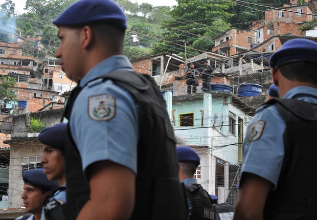 Policiais armados são vistos em UPP instalada na Favela da Rocinha, no Rio de Janeiro (Foto: Valter Campanato/Agência Brasil)