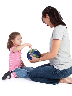 Criança fazendo perguntas à mãe (Foto: Shutterstock)