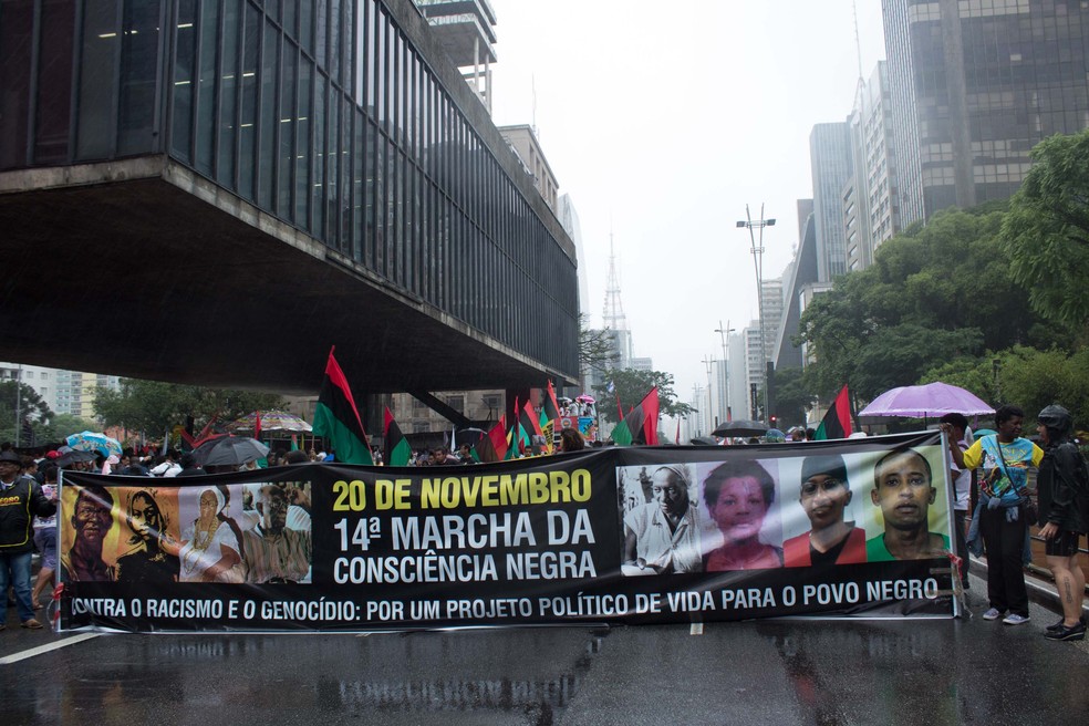 Marcha da Consciência Negra é realizada na Avenida Paulista (Foto: Henrique Barreta/Futura Press/Estadão Conteúdo)