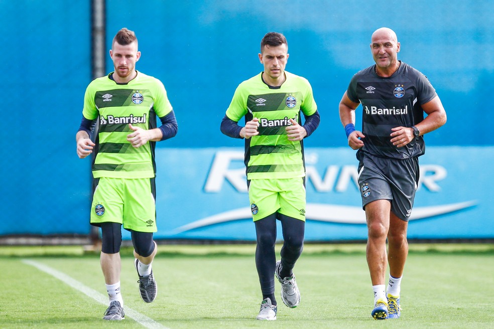 Preparador de goleiros Rogério Godoy (D) ressalta importância dos pupilos (Foto: Lucas Uebel / Grêmio F.B.P.A.)