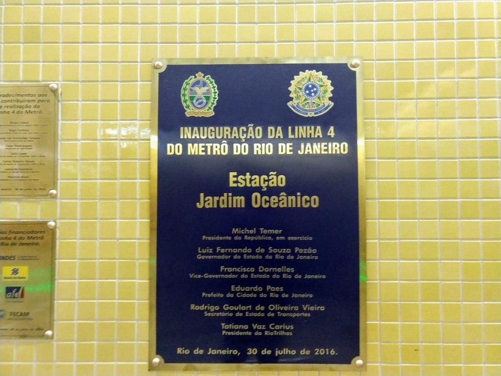 Placa de inauguração da estação Jardim Oceânico, parada final da Linha 4 (Foto: Marcos Serra Lima/G1)