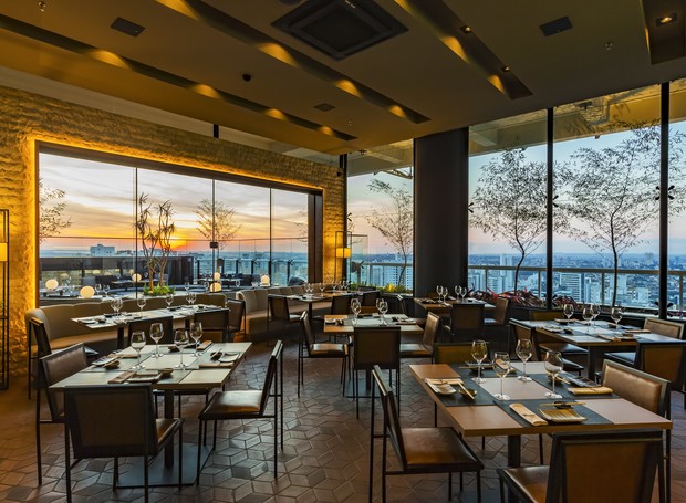 Os janelões com vista para o terraço e para o skyline da cidade, possibilitam a admiração da paisagem por  todos os cantos do restaurante (Foto: R.R.Rufino/ Divulgação)