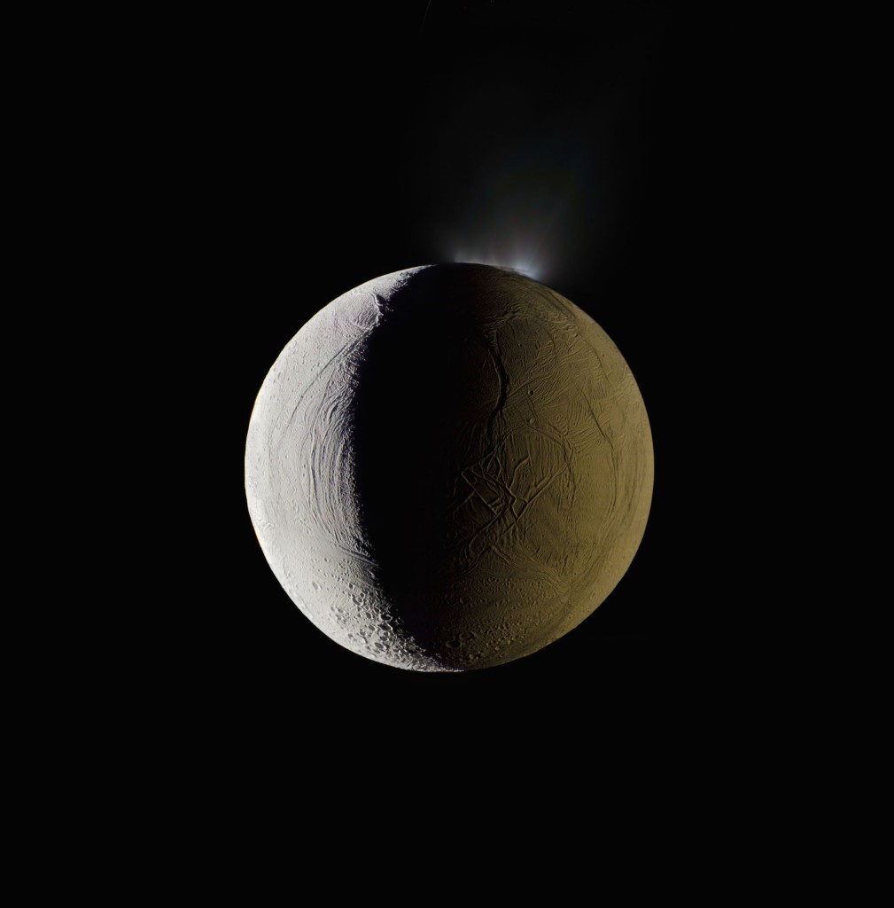 Encélado, lua de Saturno (Foto: NASA/Michael Benson). 