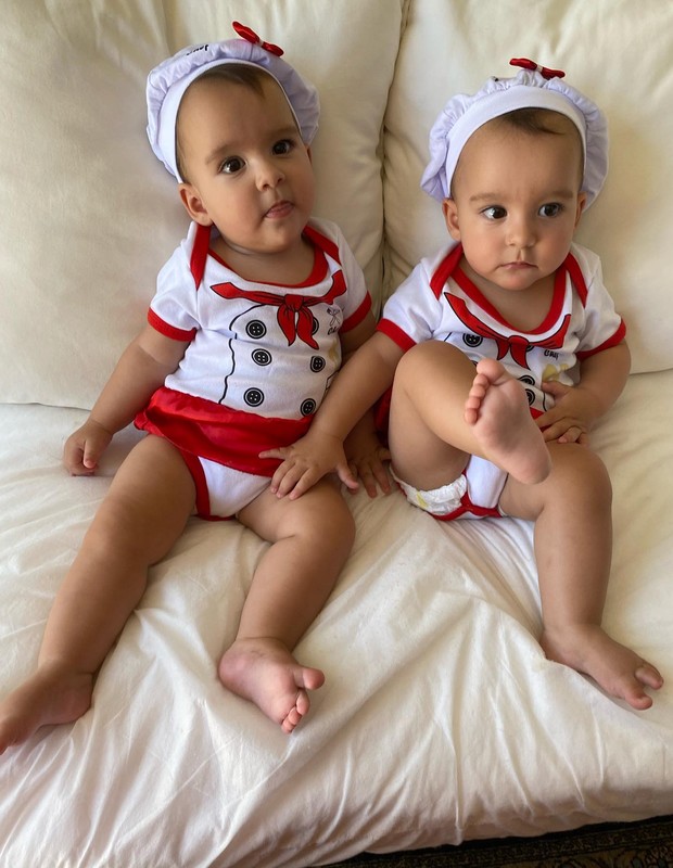 Marcella Fogaça e Joaquim Lopes comemoram os 10 meses de Sophia e Pietra (Foto: Reprodução/Instagram)