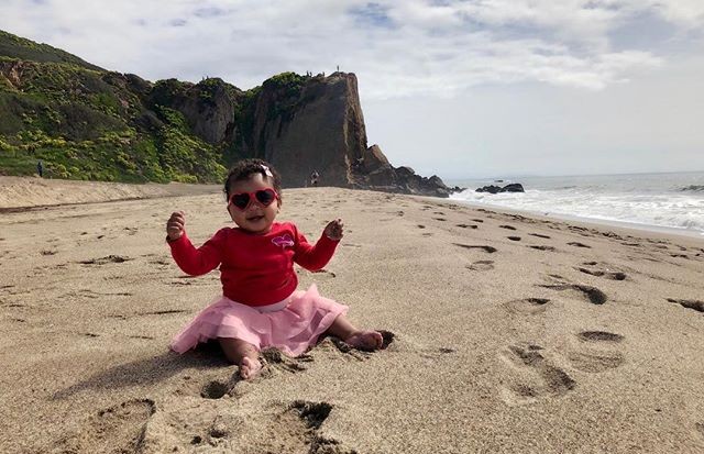 Khloe Kardashian publica foto da filha, True, com óculos de sol (Foto: Reprodução/Instagram)