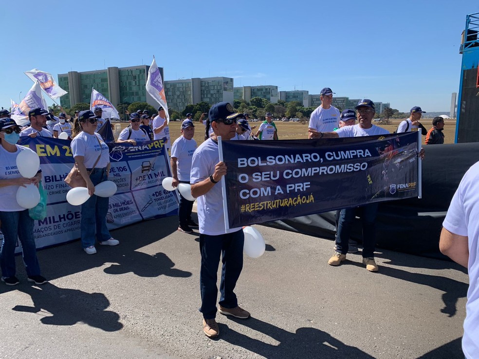 Faixa em manifestação de servidores da PRF em Brasília, nesta quarta-feira (1º) — Foto: Brenda Ortiz/g1