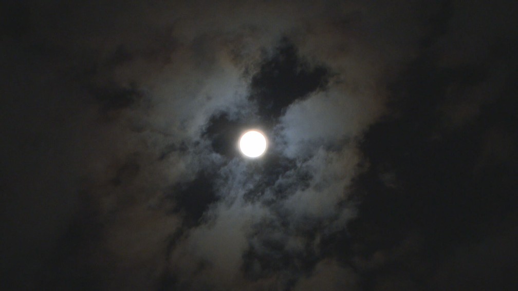 Céu encoberto atrapalhou visibilidade da "superlua rosa" no DF — Foto: TV Globo/Reprodução