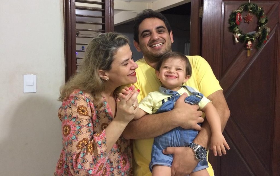 Miguel Guimarães Resende Soares com a mãe,  Karla Guimarães e o pai, Daniel Resende. — Foto: Arquivo pessoal