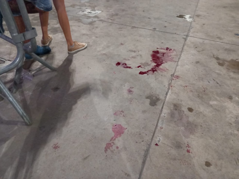 Marcas de sangue no Vale do Anhangabaú, na Virada Cultural — Foto: Victor Farias/g1