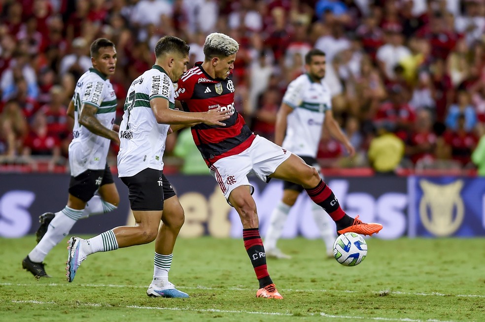 Flamengo e Coritiba se enfrentam no Maracanã na primeira rodada do Brasileirão. Gramado prejudicado chamou atenção — Foto: Marcelo Cortes/Flamengo