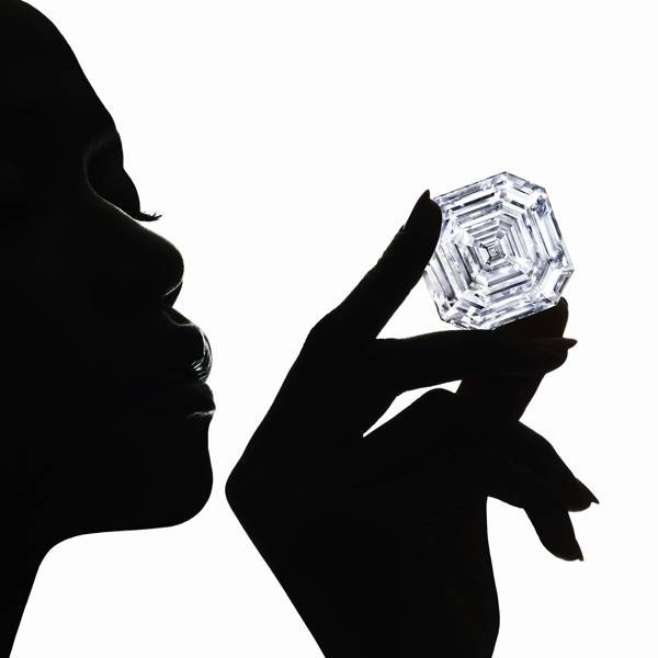 Maior diamante com corte esmeralda quadrada do mundo tem 302 quilates (Foto: Reprodução)