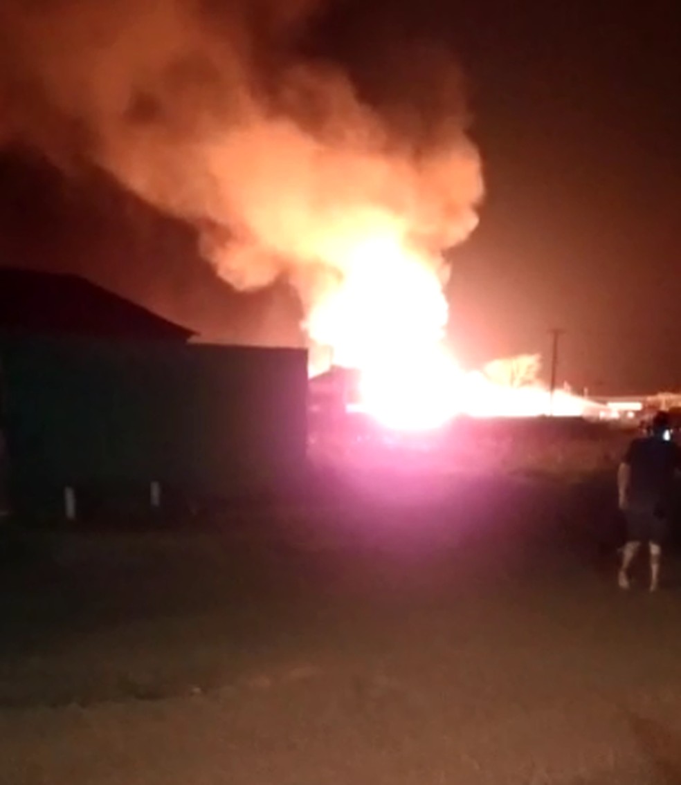 Incêndio atingiu casa em Guajará-Mirim, RO — Foto: Reprodução/Redes Sociais 