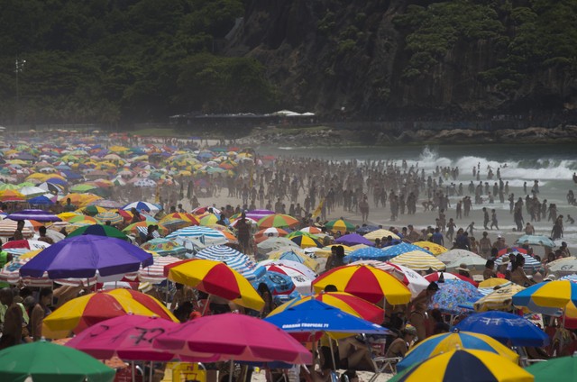 Judici&aacute;rio suspende decreto de Crivella que criou 'espa&ccedil;os VIP' na praia durante o r&eacute;veillon