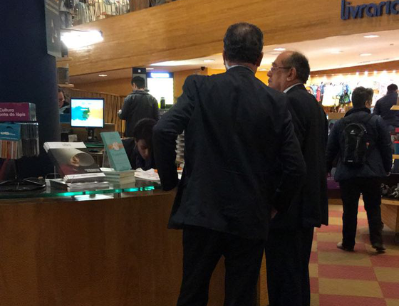 Gilmar Mendes vai às compras em livraria de São Paulo (Foto: reprodução)