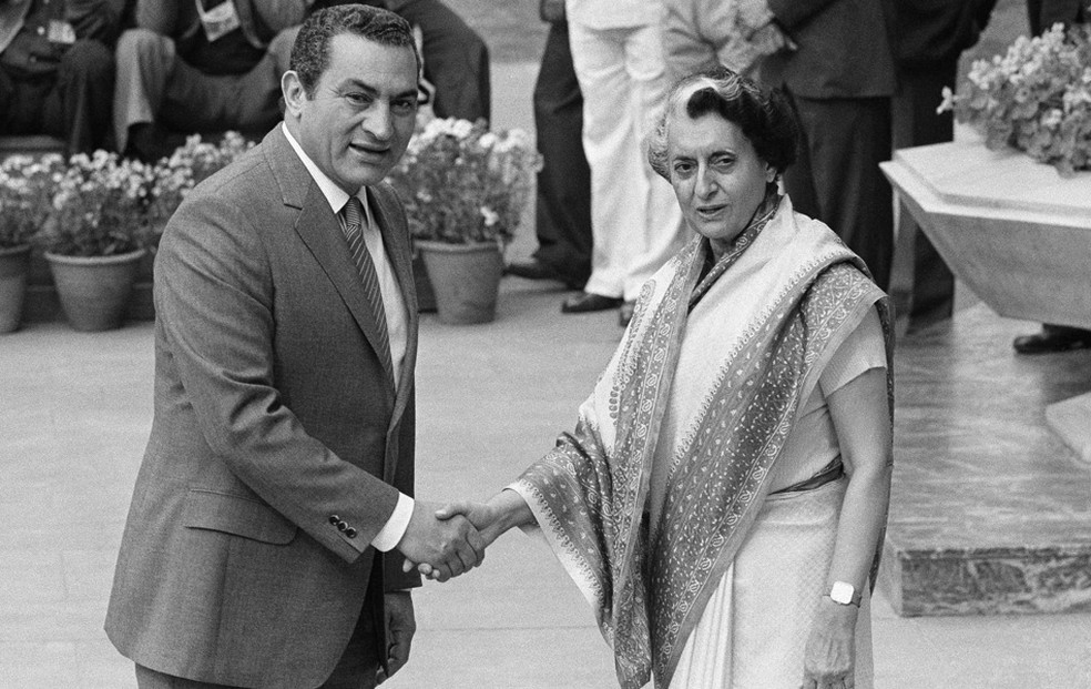 Em 1983, Mubarak comprimenta a primeira-ministra indiana Indira Gandhi em uma cúpula de líderes em Nova Déli, na Índia. (Foto: File/AP)