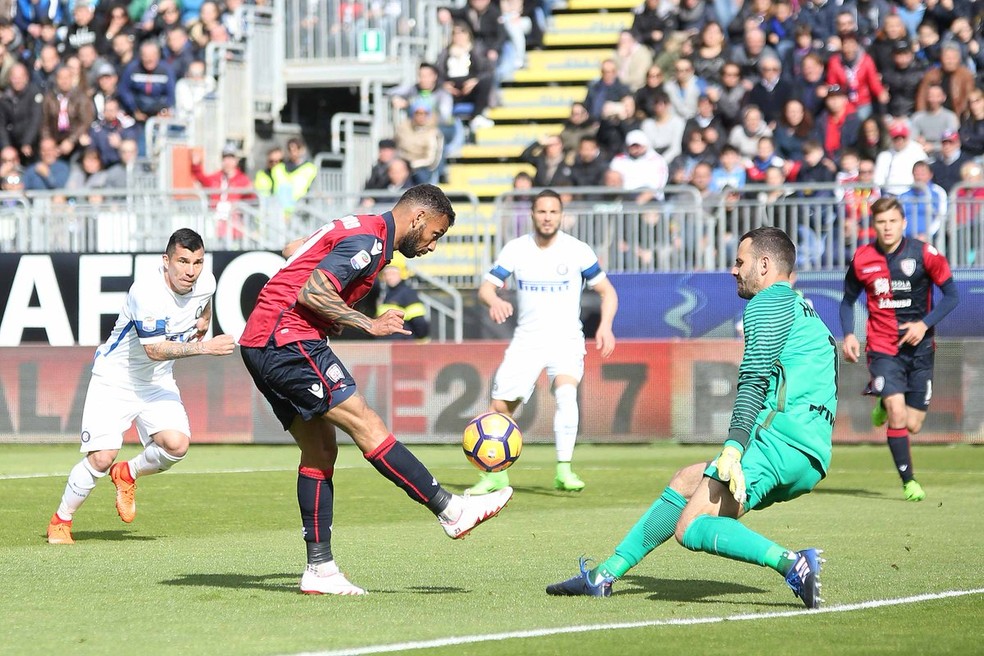 JoÃ£o Pedro em aÃ§Ã£o pelo Cagliari (Foto: ReproduÃ§Ã£o / Twitter)