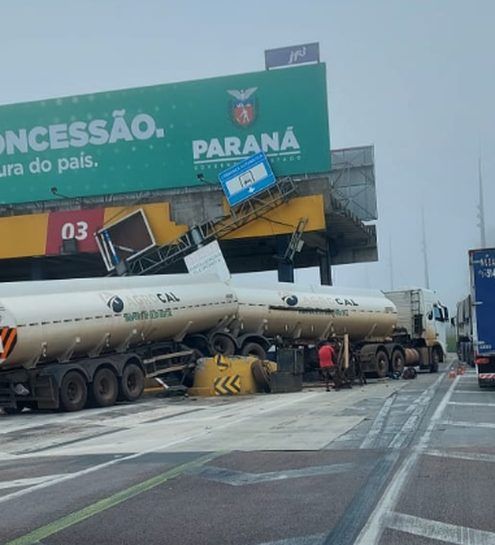 Caminhão bate em praça de pedágio desativada em São Luiz do Purunã, na BR- 277 | Paraná | G1