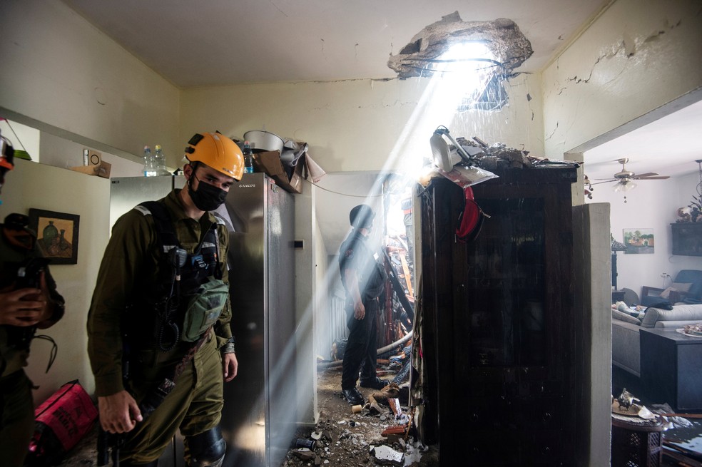 Soldados trabalham em um prédio danificado por um foguete lançado da Faixa de Gaza em Ashdod, no sul de Israel, em 11 de maio  — Foto: Avi Roccah/Reuters