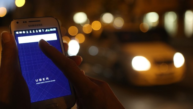 Usuário utiliza aplicativo Uber para chamar táxi não credenciado (Foto: Reprodução/Facebook)