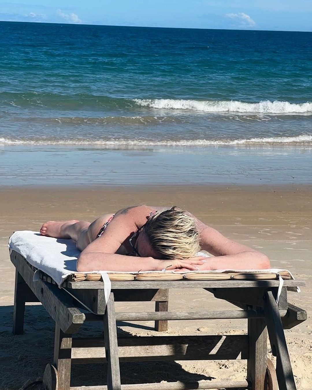 Ana Maria Braga aproveita manhã na praia e fãs comentam: 'Sereia' (Foto: Reprodução / Instagram)