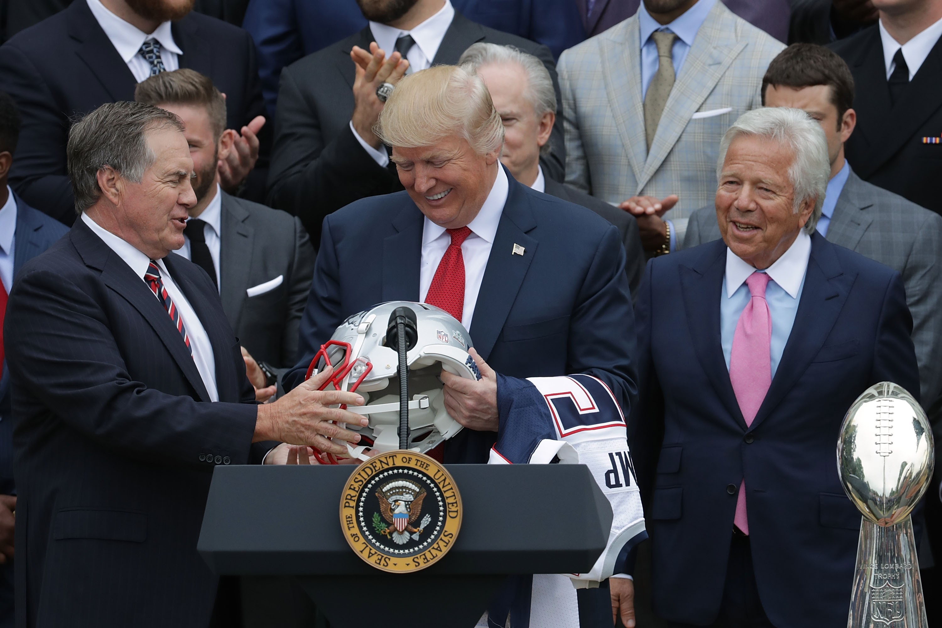 Donald Trump recebe o técnico Bill Belichick  e o dono do New England Patriots, Robert Kraft. (Foto: Getty Images/ Chip Somodevilla)