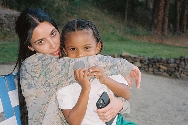 A socialite Kim Kardashian coom o filho Saint (Foto: Instagram)