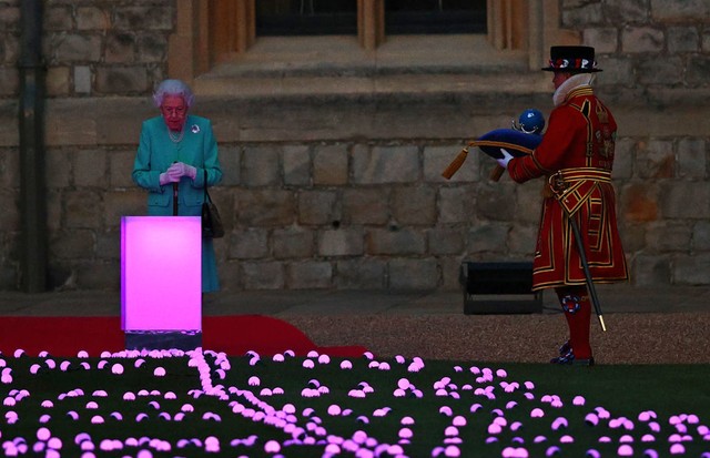 WINDSOR, ENGLAND - JUNE 02: Britain's Queen Elizabeth II prepares to receive the Commonwealth Nations Globe (R) to start the lighting of the Principal Beacon outside of Buckingham Palace in London, from the Quadrangle at Windsor Castle in Windsor, west of (Foto: Getty Images)