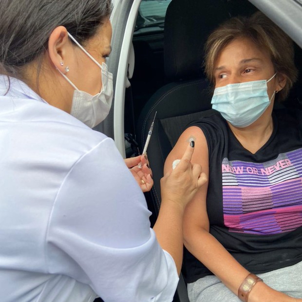 Claudia Rodrigues toma terceira dose de vacina contra a Covid-19 (Foto: Francisco Cepeda/AgNews)