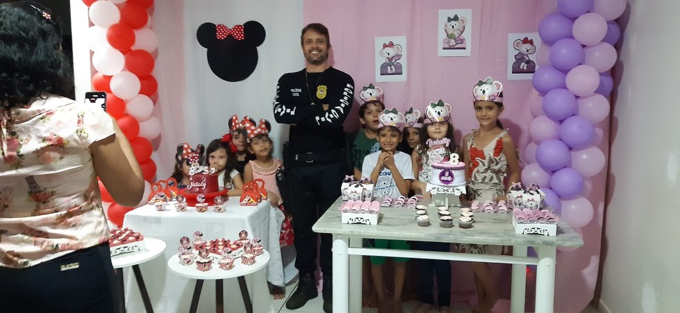 Crianças ao lado de delegado no aniversário das irmãs Natally e ISabelly — Foto: Arquivo pessoal