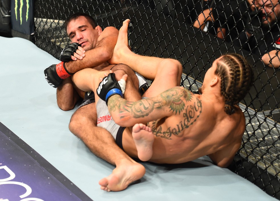 Rani Yahya encaixa a chave de calcanhar com a qual finalizou Luke Sanders no UFC Lincoln (Foto: Getty Images)
