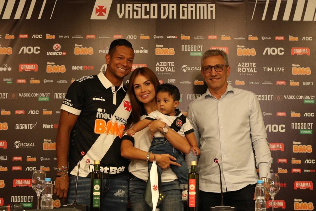Guarin posa com a noiva Sara, o filho Jacobo e o presidente do Vasco, Alexandre Campello — Foto: Dikran Junior