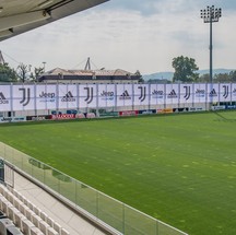 Um dos campos de treino da Juventus conta com arquibancada coberta para até 600 pessoas e é utilizado em treinos abertos para os torcedores — Foto: Divulgaçao/Juventus