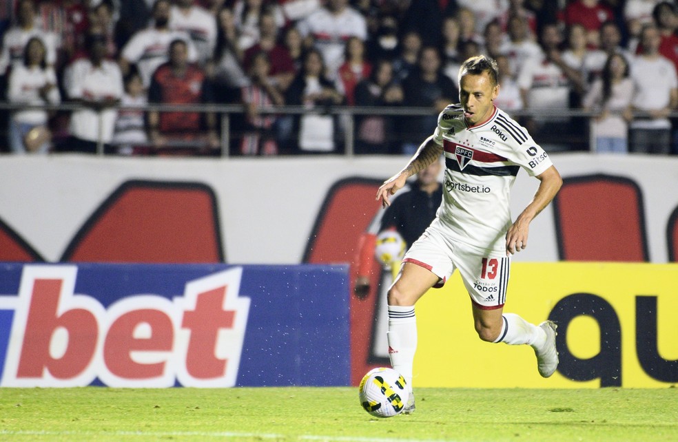 Rafinha com a bola em São Paulo x Ceará — Foto: Marcos Ribolli