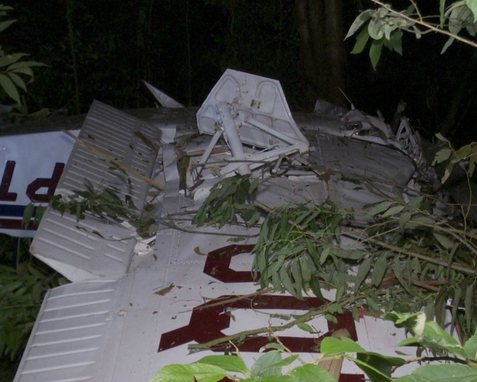 Quatro pessoas estavam no avião que caiu, em Cascavel, no domingo (17) — Foto: RPC/Reprodução