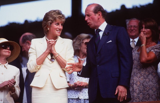 9 JUL 1995:  PRINCESS DIANA CHATS WITH THE PRINCE OF KENT AFTER PETE SAMPRAS WINS THE MENS FINAL AGAINST BORIS BECKER OF GERMANY AT WIMBLEDON. SAMPRAS WON THE MATCH 6-7 (2-7), 6-2, 6-4, 6-2. Mandatory Credit: Clive Brunskill/ALLSPORT (Foto: Getty Images)
