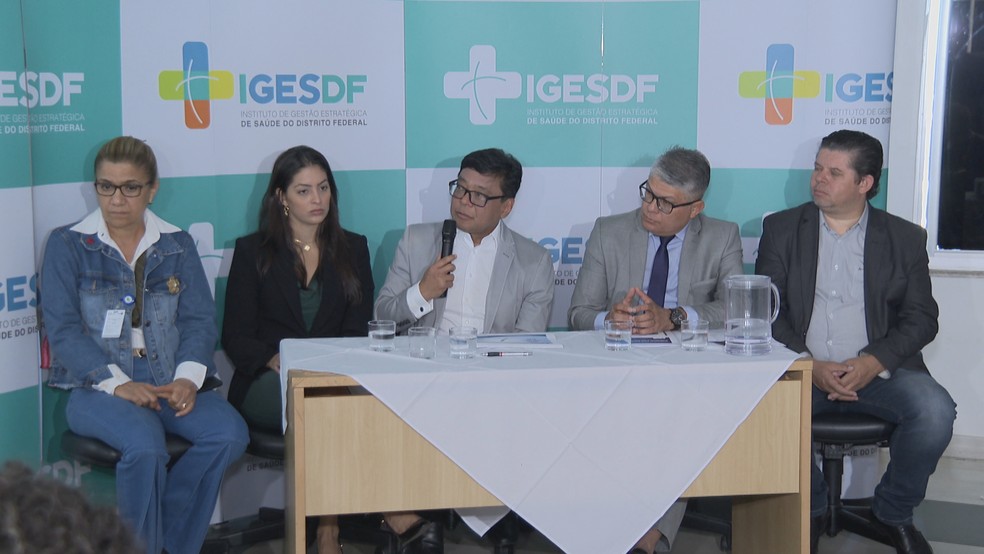 Secretário de Saúde do DF, Osnei Okumoto, e outros representantes da pasta fazem balanço de seis meses de governo — Foto: TV Globo/Reprodução