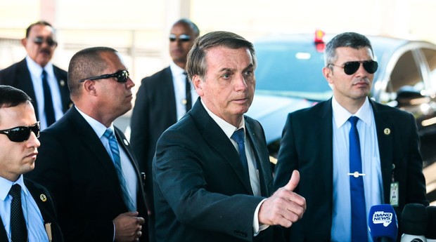 O presidente Jair Bolsonaro fala à imprensa ao sair do Palácio da Alvorada (Foto: Antonio Cruz/ Agência Brasil )