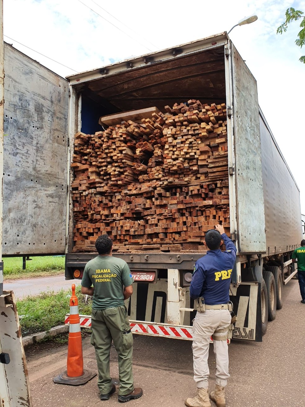PRF apreende cinco carretas carregadas com madeira ilegal em Açailândia — Foto: Divulgação/PRF.
