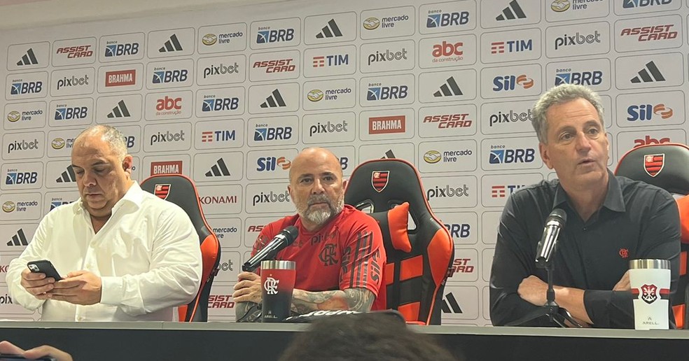 Braz, Sampaoli e Landim, em apresentação do técnico argentino — Foto: Letícia Marques/ge