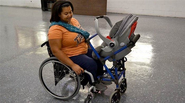 Sharina e o carrinho de bebê projetado por Alden (Foto: Reprodução)