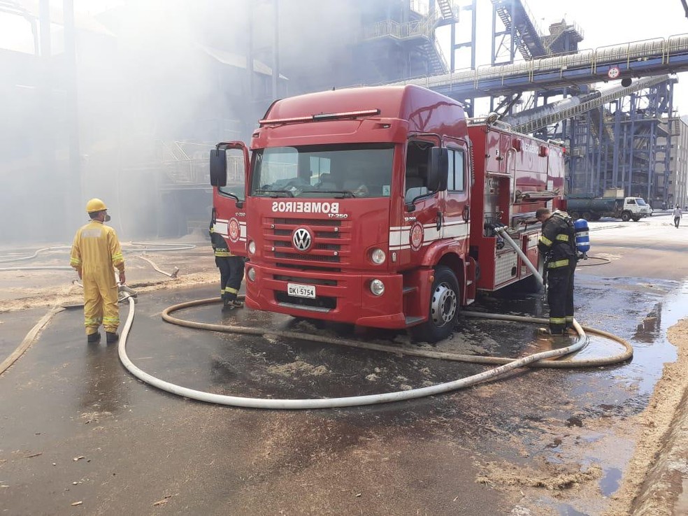 Incêndio em usina mobiliza bombeiros em Lins — Foto: J. Serafim/Divulgação